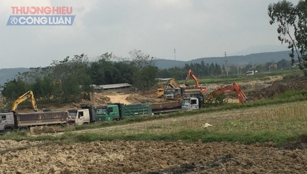 TP. Phúc Yên (Vĩnh Phúc): Ngang nhiên khai thác đất trái phép giữa “thanh thiên bạch nhật”